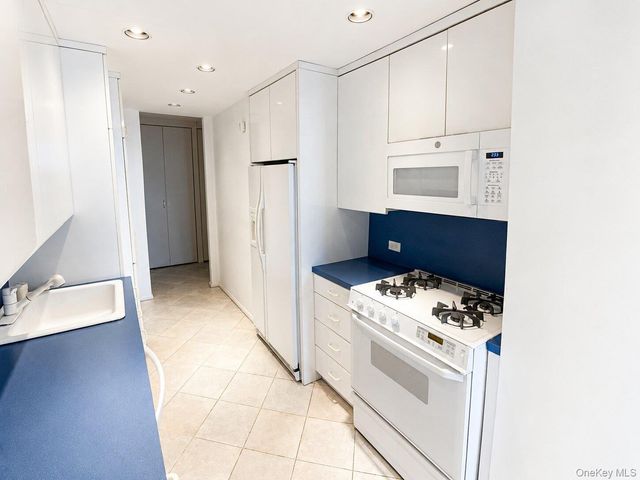 27110 Grand Central Parkway 17L, Floral Park, NY 11005