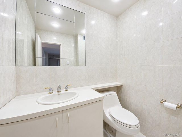 27110 Grand Central Parkway 17L, Floral Park, NY 11005