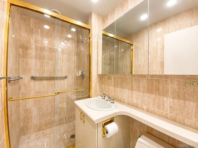 27110 Grand Central Parkway 17L, Floral Park, NY 11005