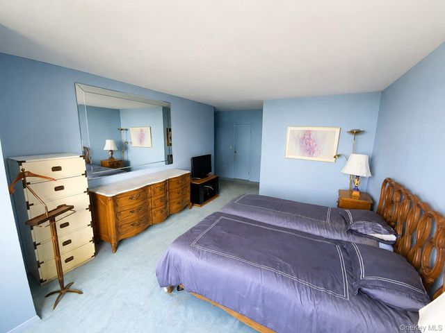 27110 Grand Central Parkway 17L, Floral Park, NY 11005