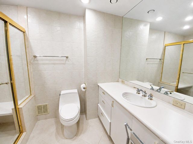 27110 Grand Central Parkway 17L, Floral Park, NY 11005