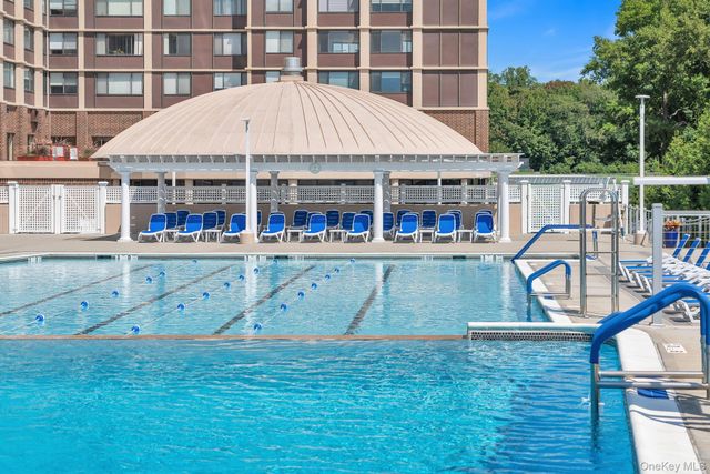 27110 Grand Central Parkway 17L, Floral Park, NY 11005