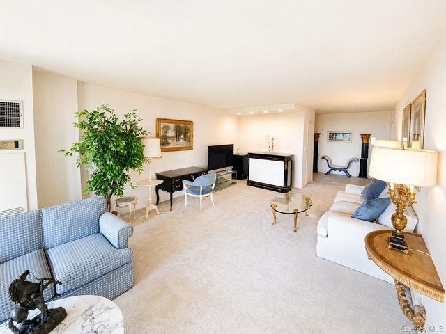 27110 Grand Central Parkway 17L, Floral Park, NY 11005