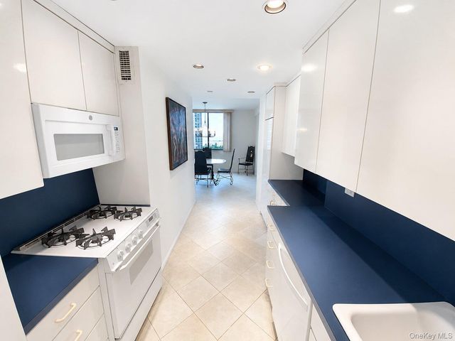 27110 Grand Central Parkway 17L, Floral Park, NY 11005