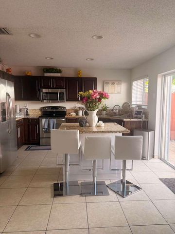 10863 NW 53 LN, Doral, FL 33178