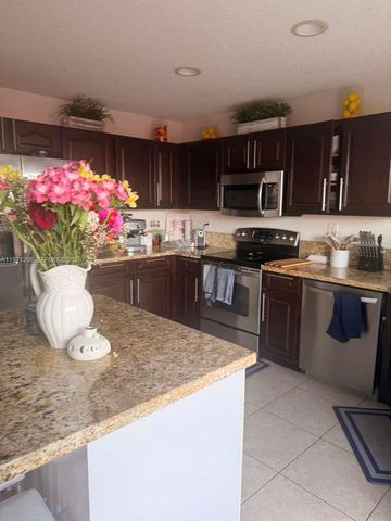 10863 NW 53 LN, Doral, FL 33178