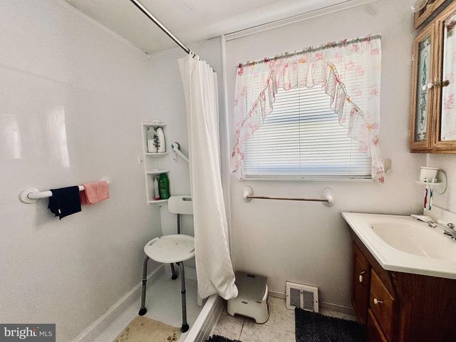 8 SHIPLEY PL, Philadelphia, PA 19152