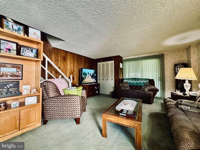 8 SHIPLEY PL, Philadelphia, PA 19152