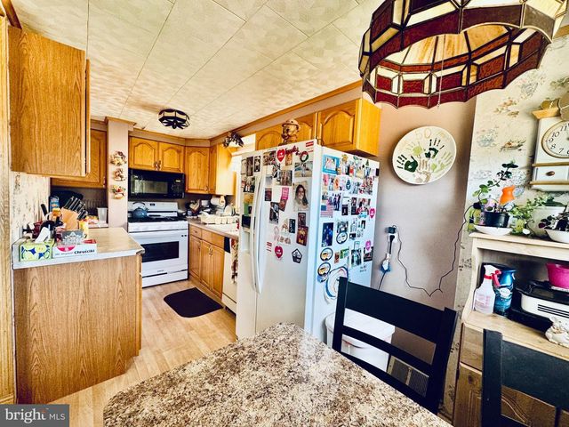 8 SHIPLEY PL, Philadelphia, PA 19152