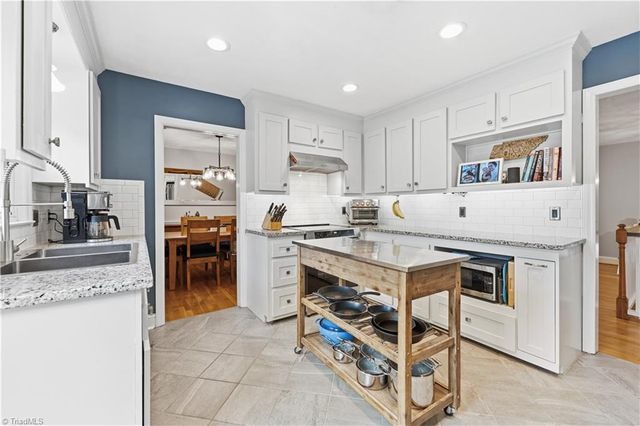 1220 Abingdon Way, Winston-salem, NC 27106