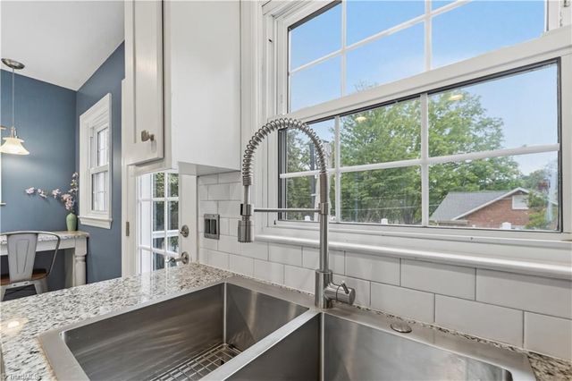 1220 Abingdon Way, Winston-salem, NC 27106