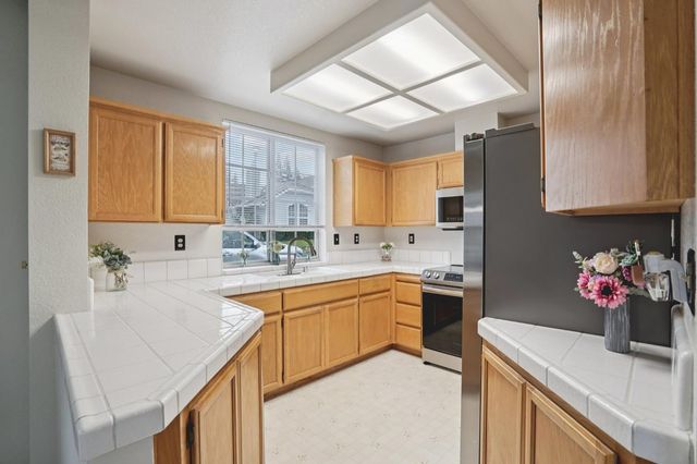 321 Baird Dr, Folsom, CA 95630