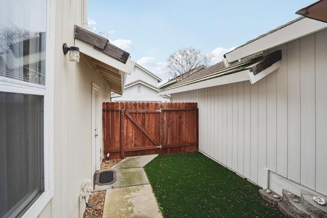 321 Baird Dr, Folsom, CA 95630