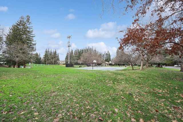 321 Baird Dr, Folsom, CA 95630