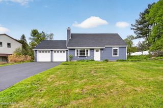 16 Leonard Drive, Colonie, NY 12309