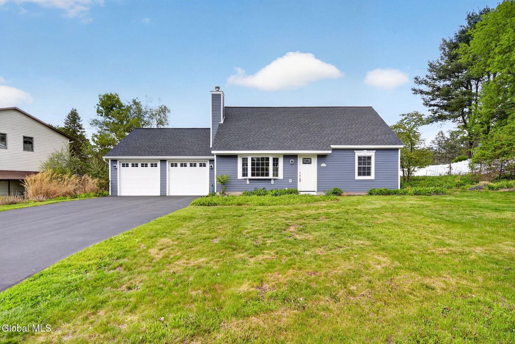 16 Leonard Drive, Colonie, NY 12309