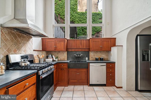 333 S 6TH ST, Philadelphia, PA 19106