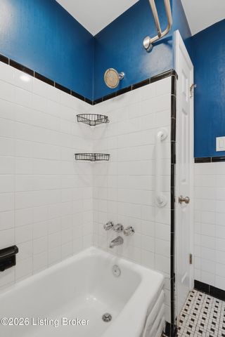 3745 Glenmeade Rd, Louisville, KY 40218