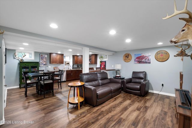 3745 Glenmeade Rd, Louisville, KY 40218