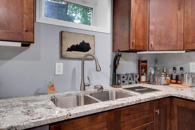 3745 Glenmeade Rd, Louisville, KY 40218