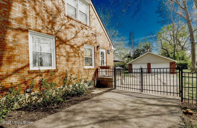 3745 Glenmeade Rd, Louisville, KY 40218
