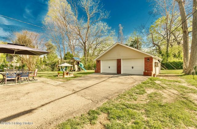 3745 Glenmeade Rd, Louisville, KY 40218