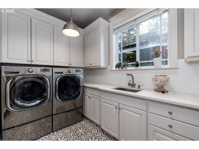 1910 TAYLOR Ct, West Linn, OR 97068