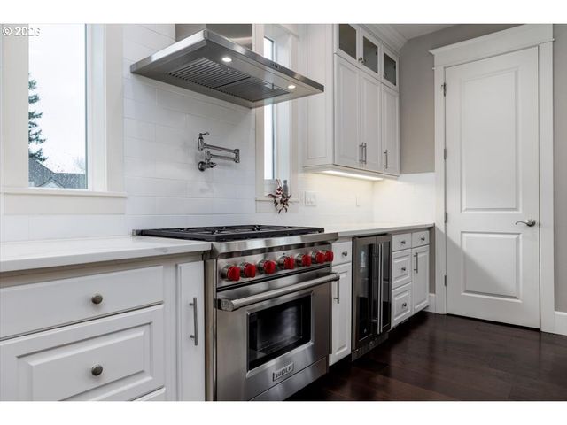 1910 TAYLOR Ct, West Linn, OR 97068