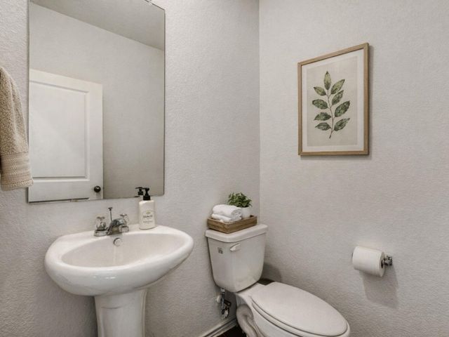 12421 Silversmith LN, Mustang Ridge, TX 78610