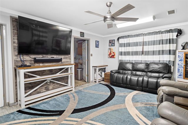 879 Interstate 45 S, Huntsville, TX 77340