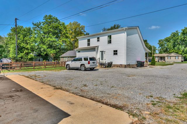 212 W South St, Greenbrier, TN 37073
