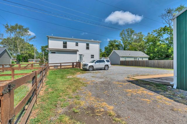212 W South St, Greenbrier, TN 37073