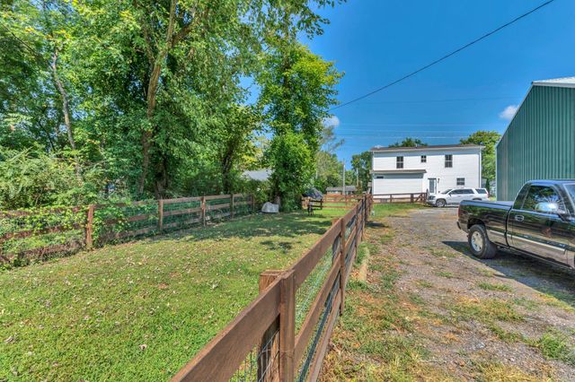 212 W South St, Greenbrier, TN 37073