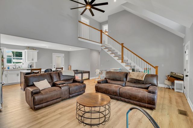 212 W South St, Greenbrier, TN 37073