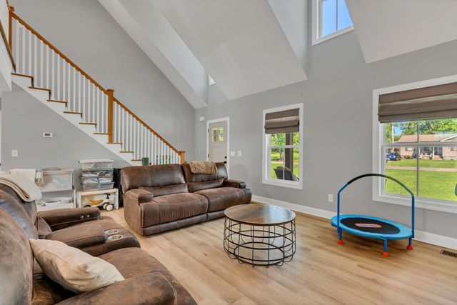 212 W South St, Greenbrier, TN 37073
