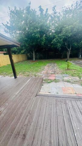 2360 Nw 2nd Street Street, Pompano Beach, FL 33069