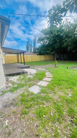 2360 Nw 2nd Street Street, Pompano Beach, FL 33069