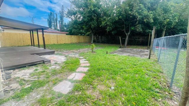 2360 Nw 2nd Street Street, Pompano Beach, FL 33069