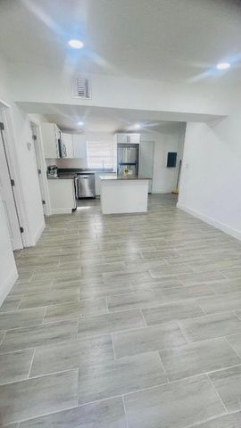 2360 Nw 2nd Street Street, Pompano Beach, FL 33069