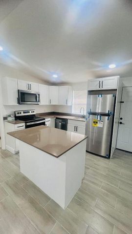 2360 Nw 2nd Street Street, Pompano Beach, FL 33069