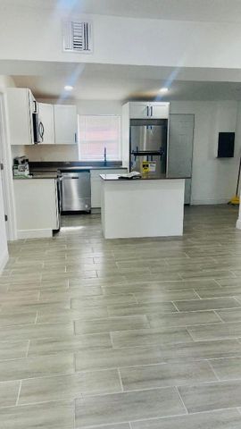 2360 Nw 2nd Street Street, Pompano Beach, FL 33069