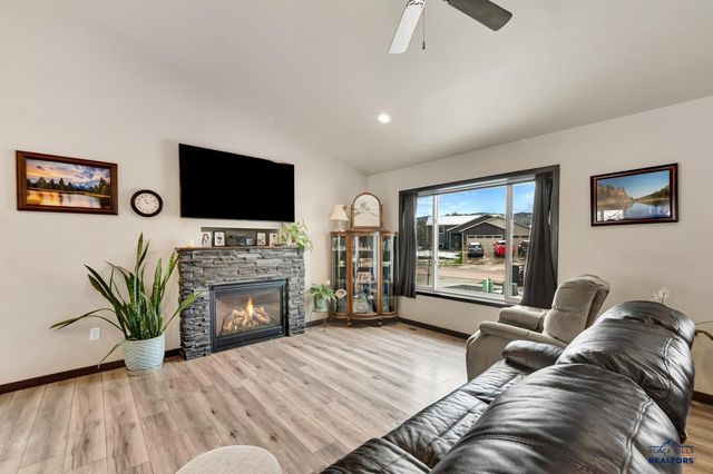 14766 GLENWOOD DR, Summerset, SD 57769