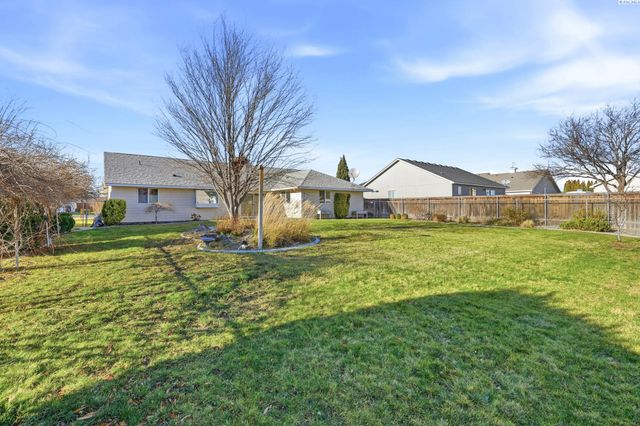 2004 Scottland Ct, West Richland, WA 99353