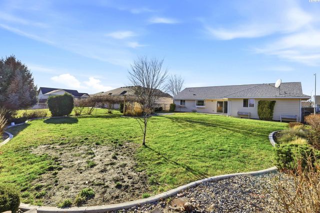 2004 Scottland Ct, West Richland, WA 99353