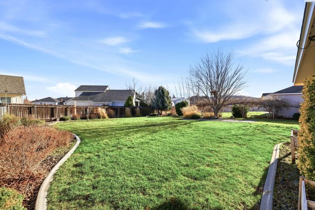 2004 Scottland Ct, West Richland, WA 99353
