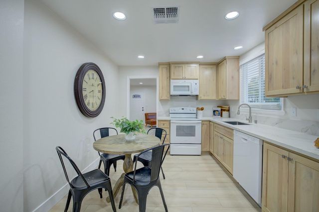 130 J St, Lincoln, CA 95648