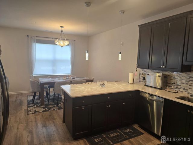 907 Greenland Square, Highland Park, NJ 08904
