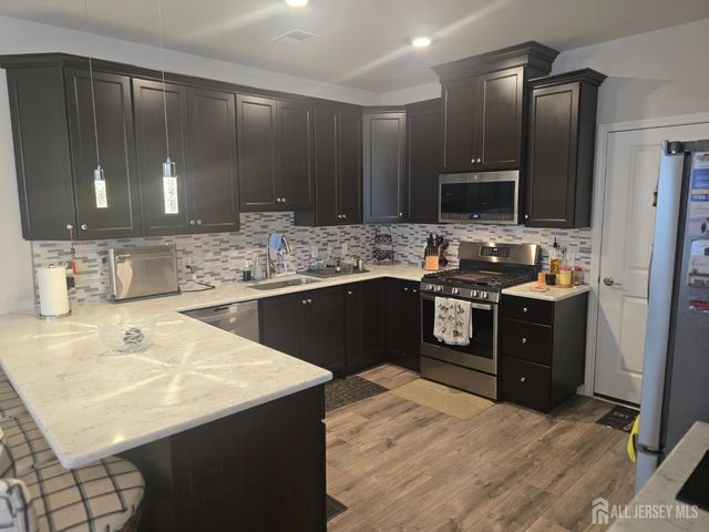 907 Greenland Square, Highland Park, NJ 08904