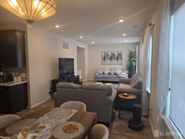 907 Greenland Square, Highland Park, NJ 08904