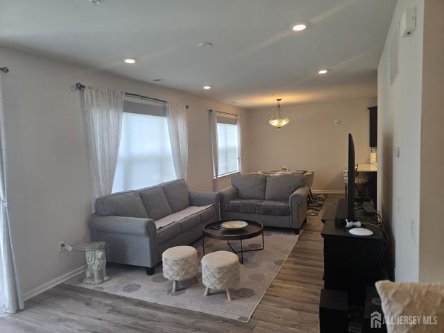 907 Greenland Square, Highland Park, NJ 08904